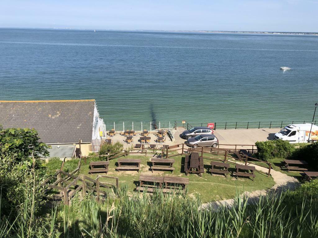 Promenade Apartment With Own Beach Hut Totland Exteriör bild