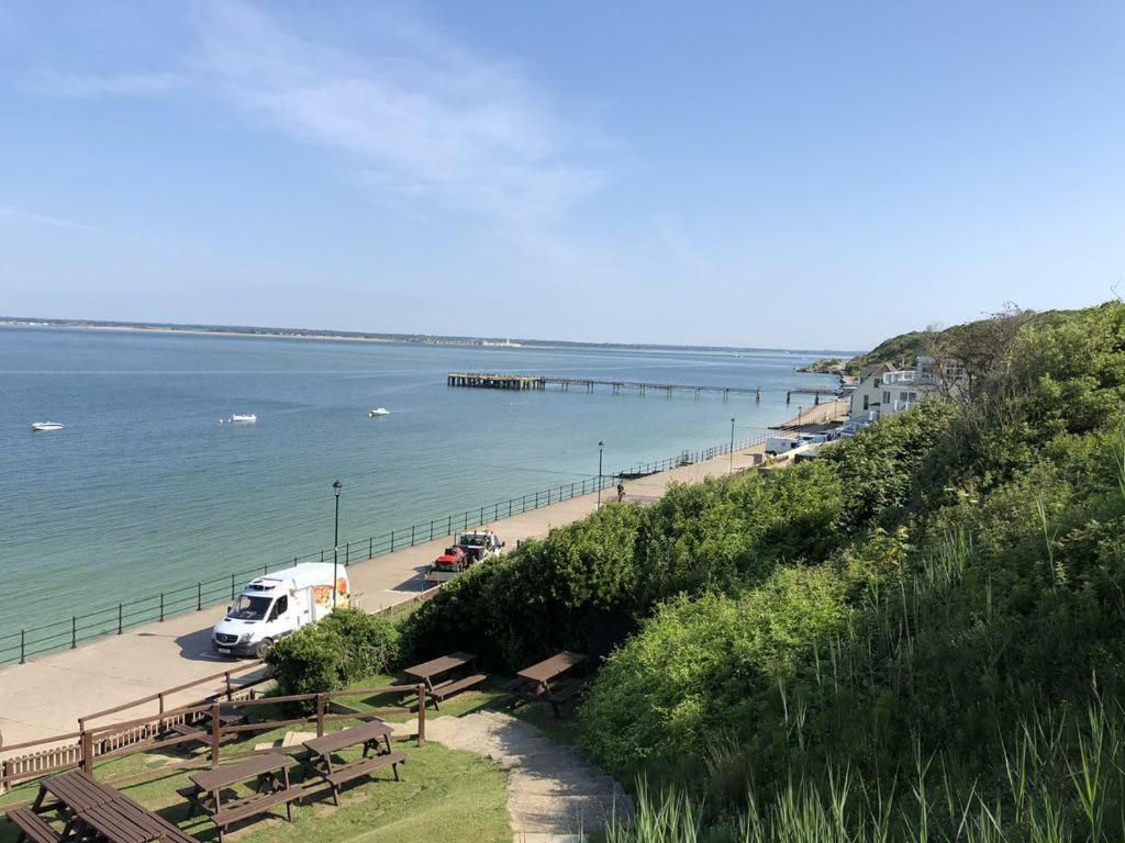 Promenade Apartment With Own Beach Hut Totland Exteriör bild