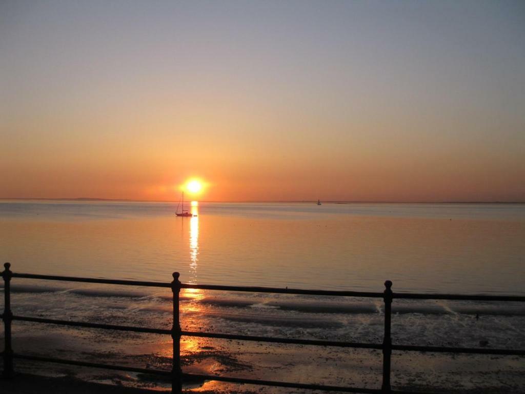 Promenade Apartment With Own Beach Hut Totland Rum bild