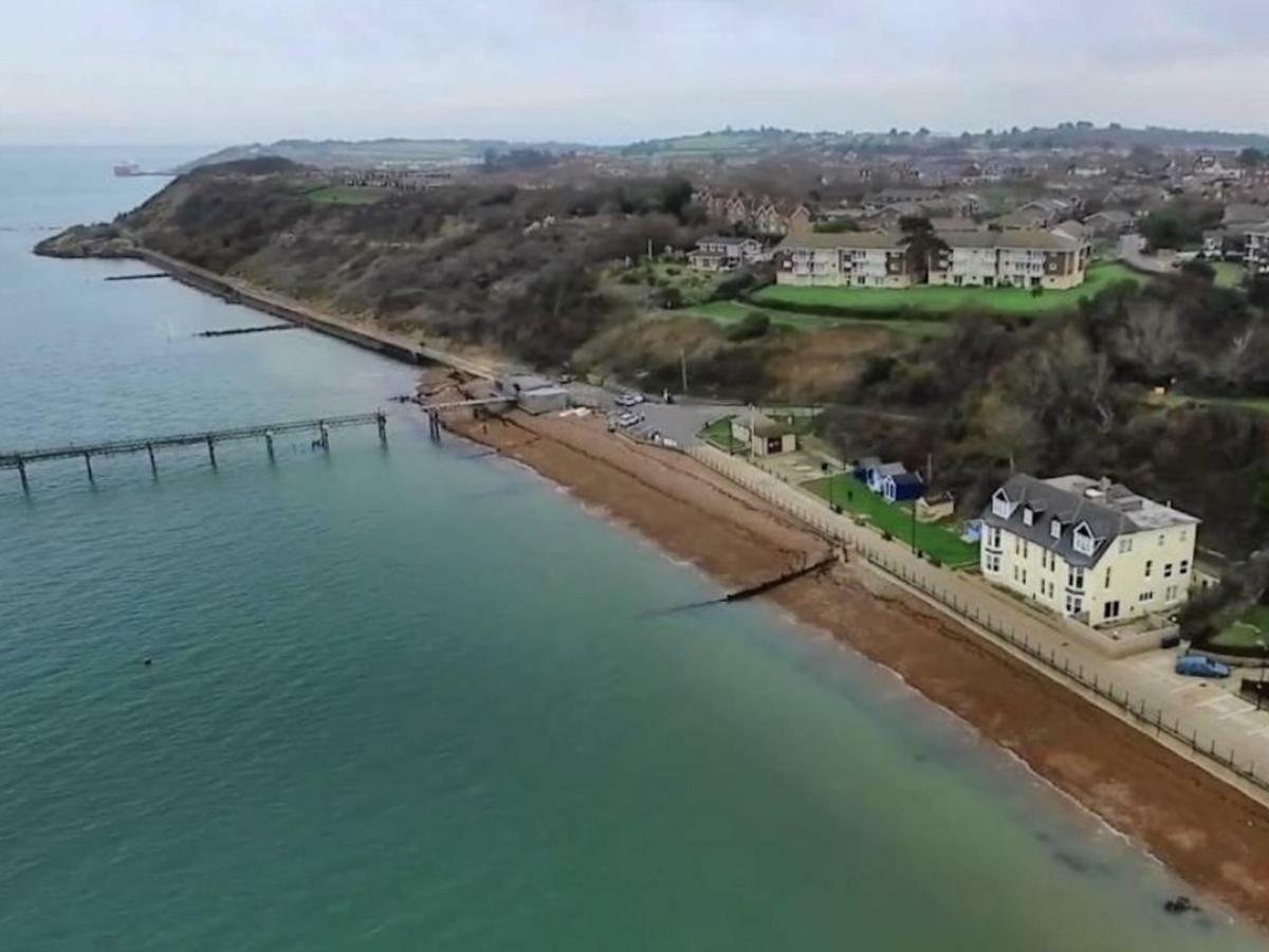 Promenade Apartment With Own Beach Hut Totland Rum bild