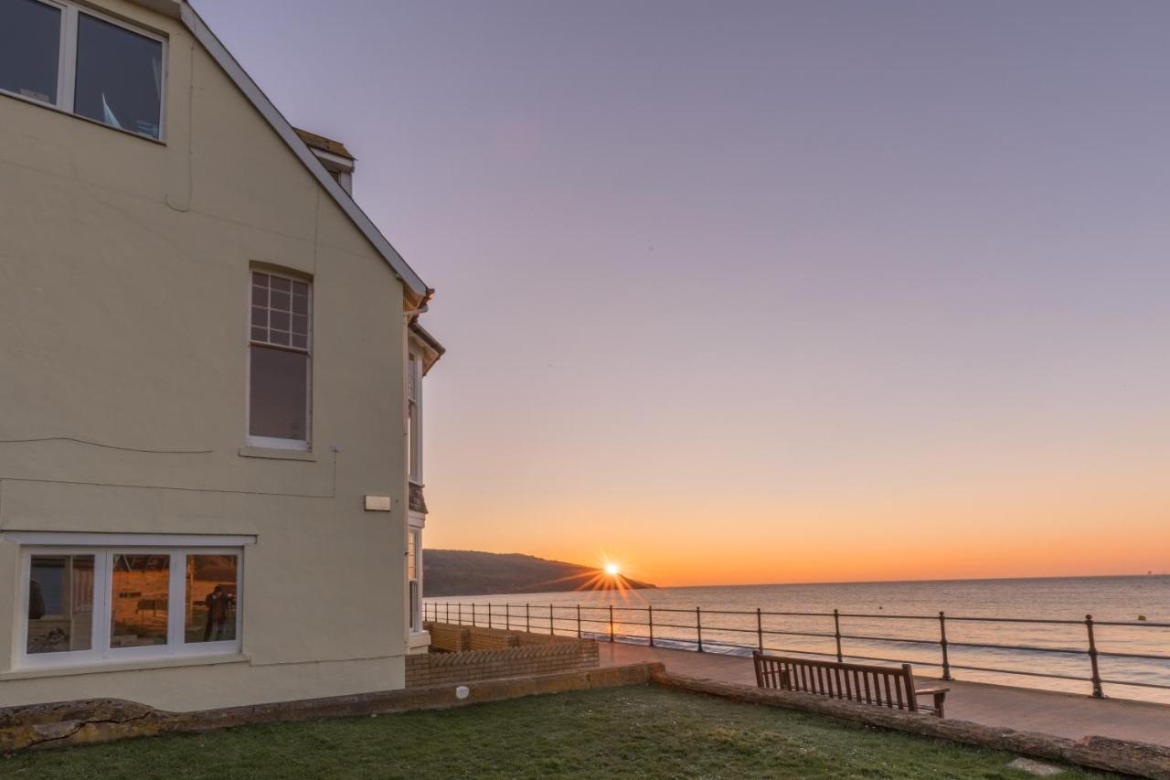 Promenade Apartment With Own Beach Hut Totland Exteriör bild